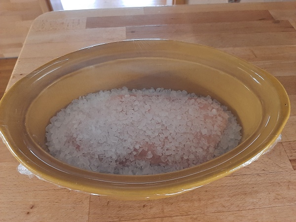 Entenbrust mit Salz bedeckt