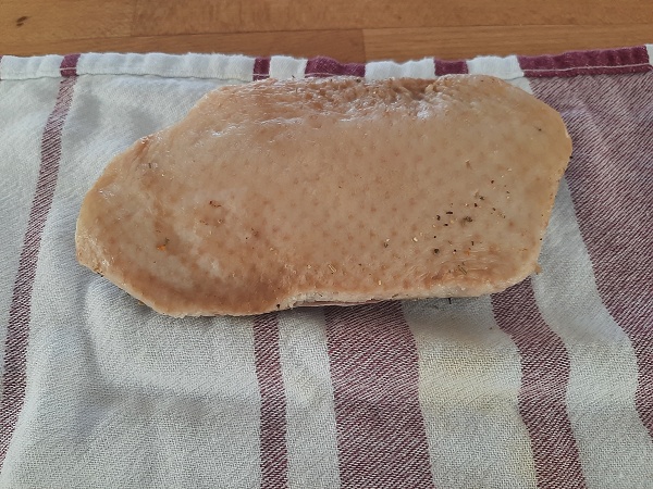Entenbrust mit der Fleiscgseite auf Tuch