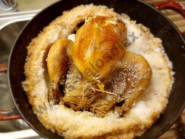 Hähnchen in Salzkruste, ein Klassiker der Gastronomie